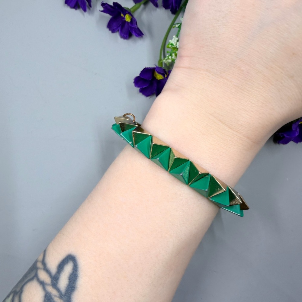 Cära New York Signed Emerald and Gold Spiked Pyramid Stud Stretch Bracelet